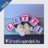 Kép 7/17 - Fehérre festett kockákra színes betű dekoráció